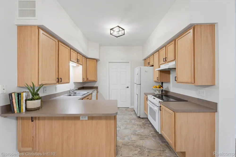 730 Amberly Drive Waterford Charter Township, MI 48328