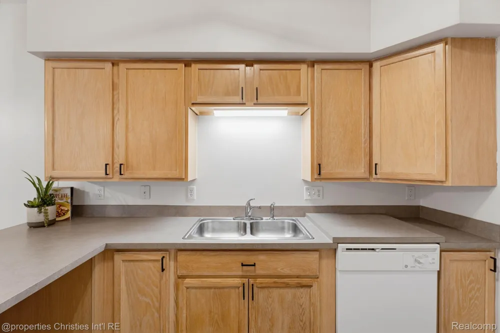 730 Amberly Drive Waterford Charter Township, MI 48328
