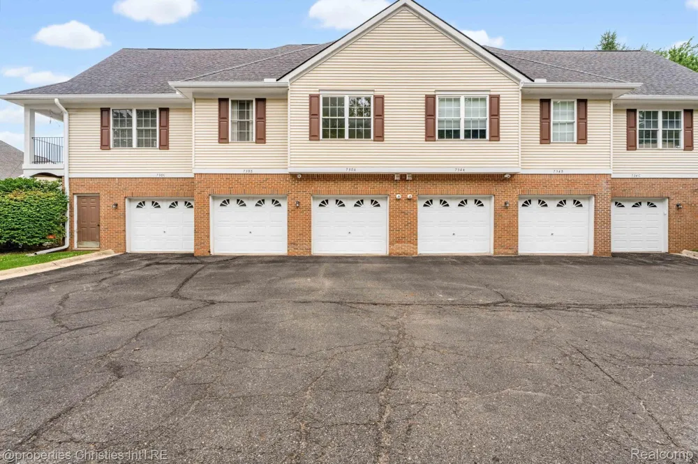 730 Amberly Drive Waterford Charter Township, MI 48328