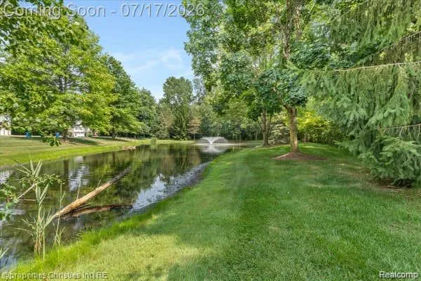 730 Amberly Drive Waterford Charter Township, MI 48328