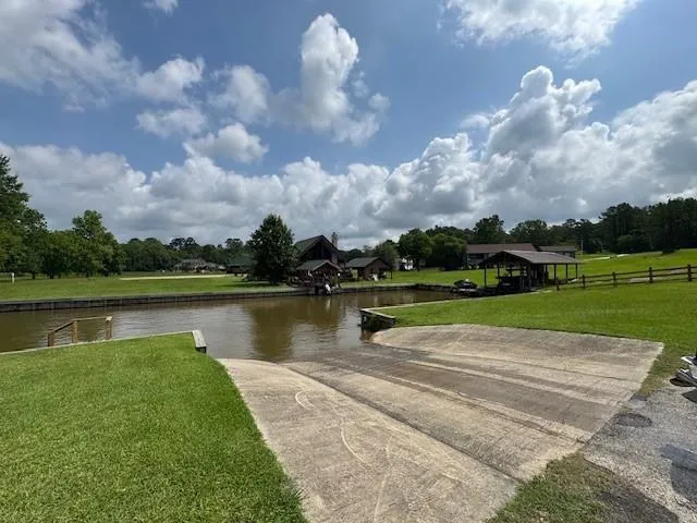37 Silver Lakes Drive Huntsville, TX 77340