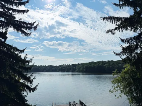 11 Lakeside Road