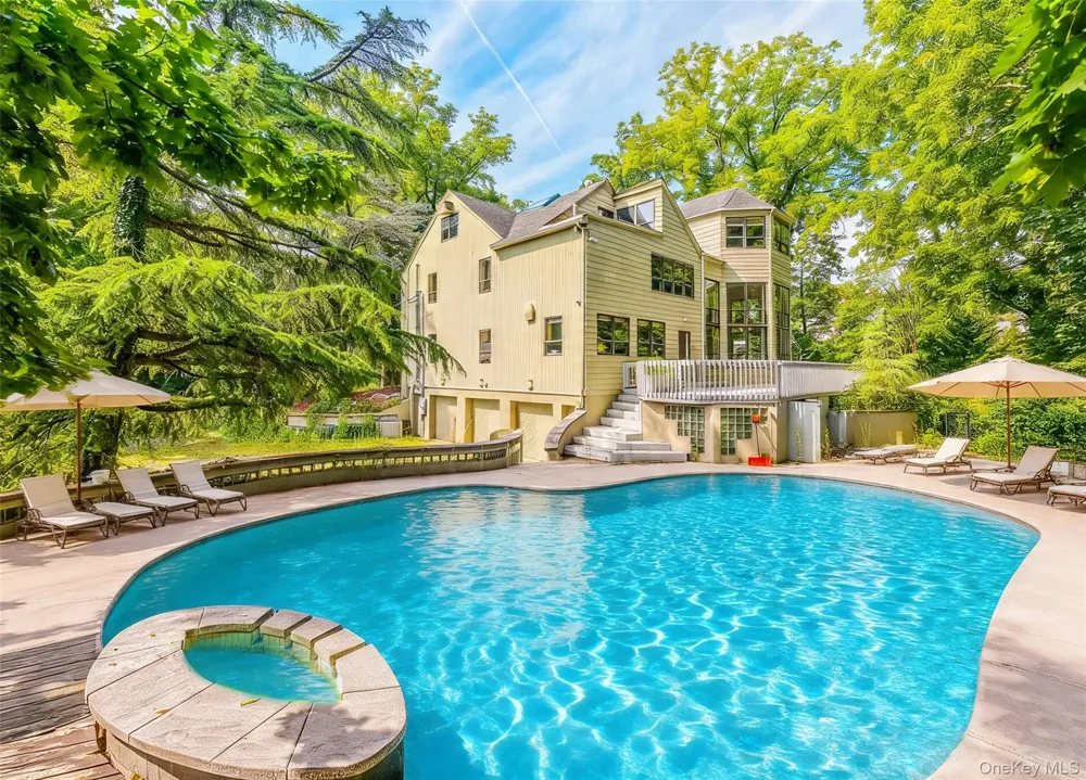 6 The Maples Roslyn Estates, NY 11576