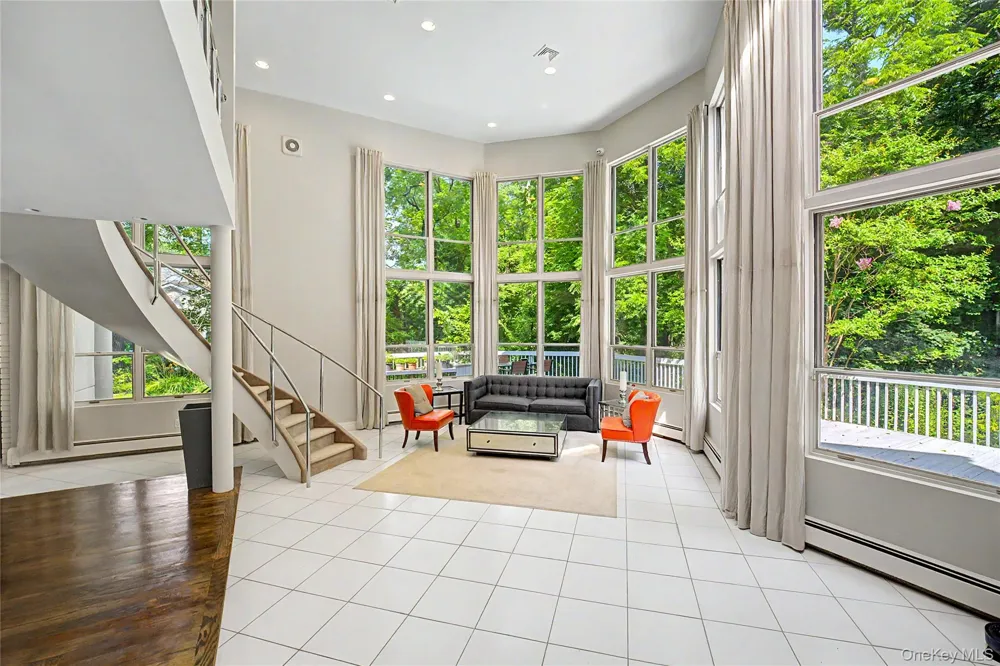 6 The Maples Roslyn Estates, NY 11576