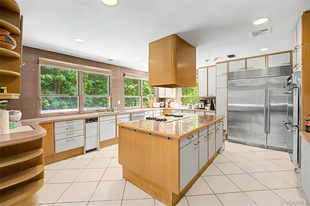 6 The Maples Roslyn Estates, NY 11576