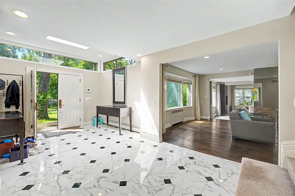 6 The Maples Roslyn Estates, NY 11576