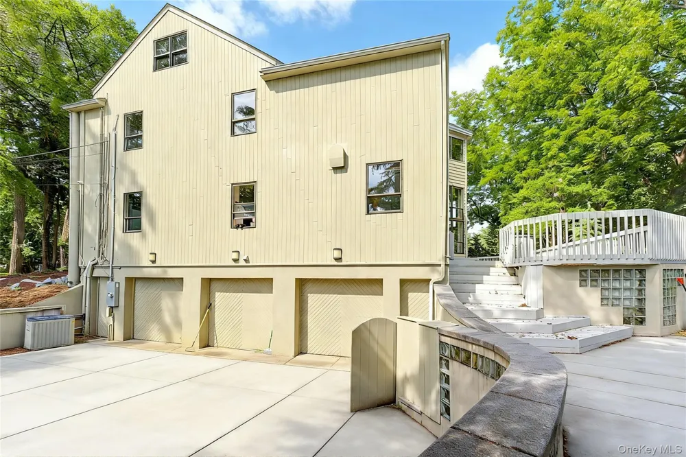 6 The Maples Roslyn Estates, NY 11576