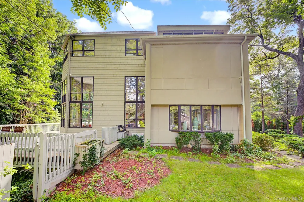 6 The Maples Roslyn Estates, NY 11576
