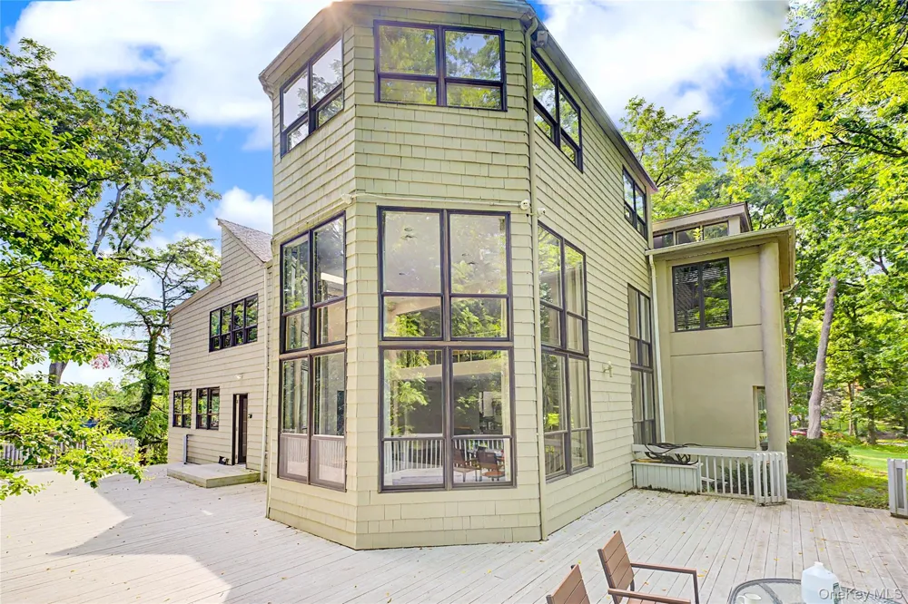 6 The Maples Roslyn Estates, NY 11576
