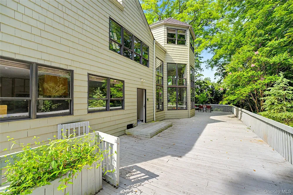 6 The Maples Roslyn Estates, NY 11576