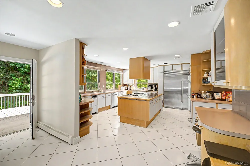 6 The Maples Roslyn Estates, NY 11576