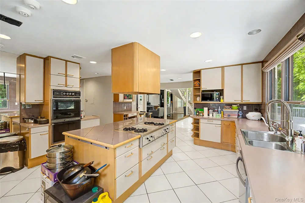 6 The Maples Roslyn Estates, NY 11576