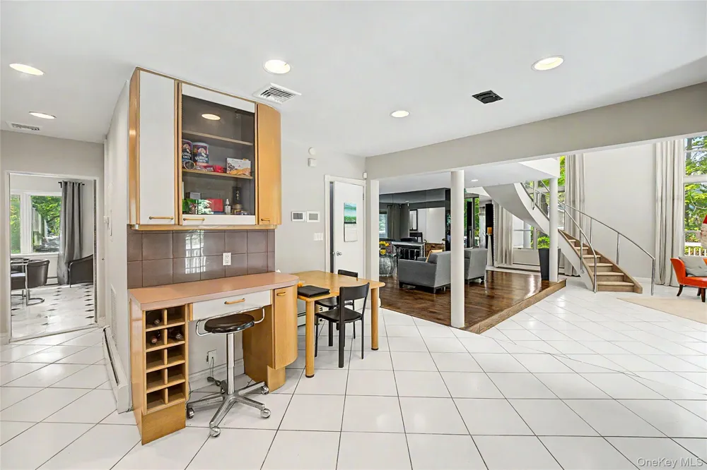 6 The Maples Roslyn Estates, NY 11576
