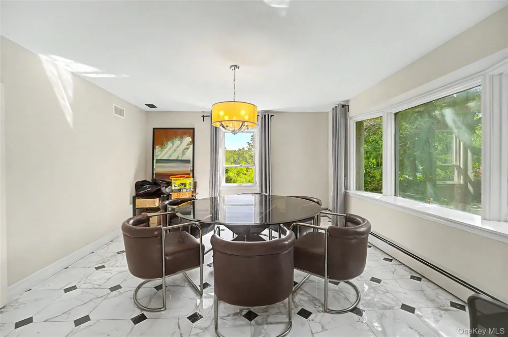6 The Maples Roslyn Estates, NY 11576