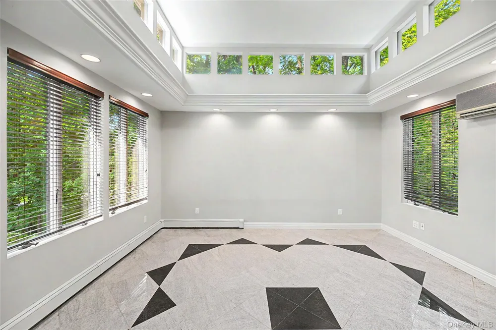 6 The Maples Roslyn Estates, NY 11576