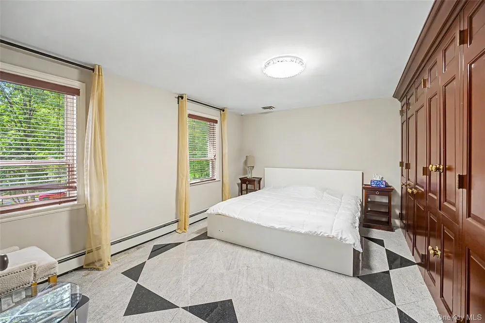6 The Maples Roslyn Estates, NY 11576