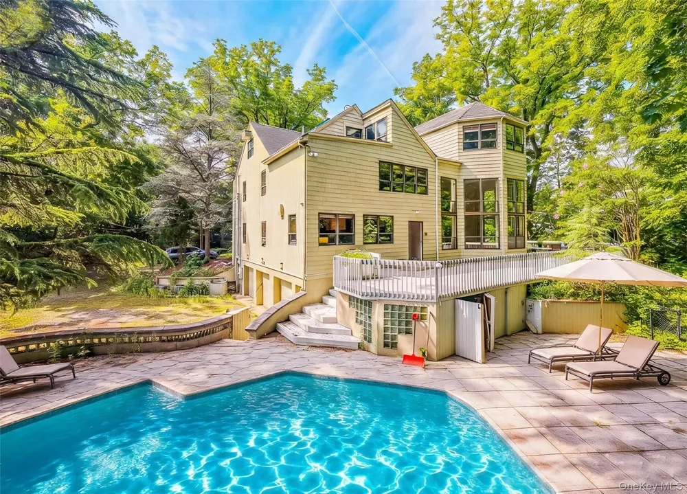 6 The Maples Roslyn Estates, NY 11576