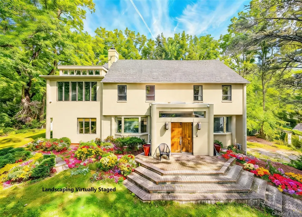 6 The Maples Roslyn Estates, NY 11576