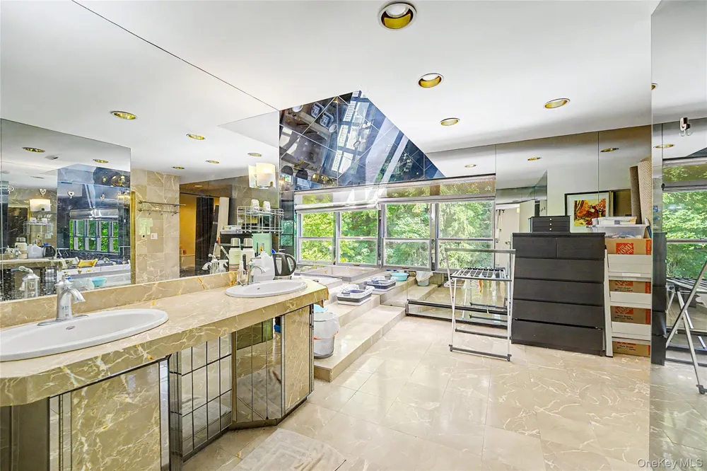 6 The Maples Roslyn Estates, NY 11576