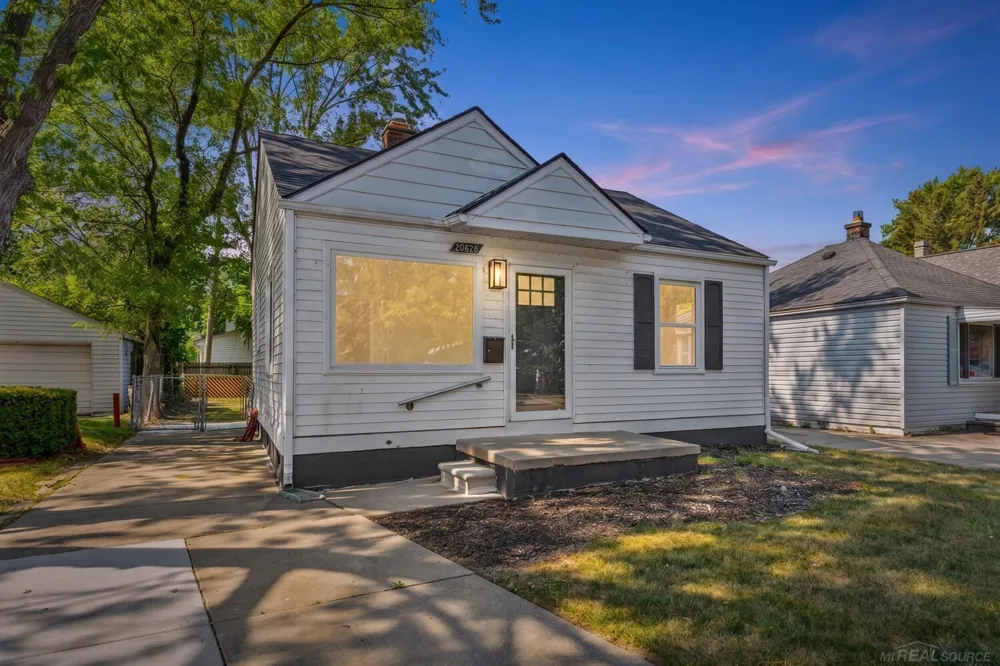 20626 Ridgemont Road Harper Woods City, MI 48225