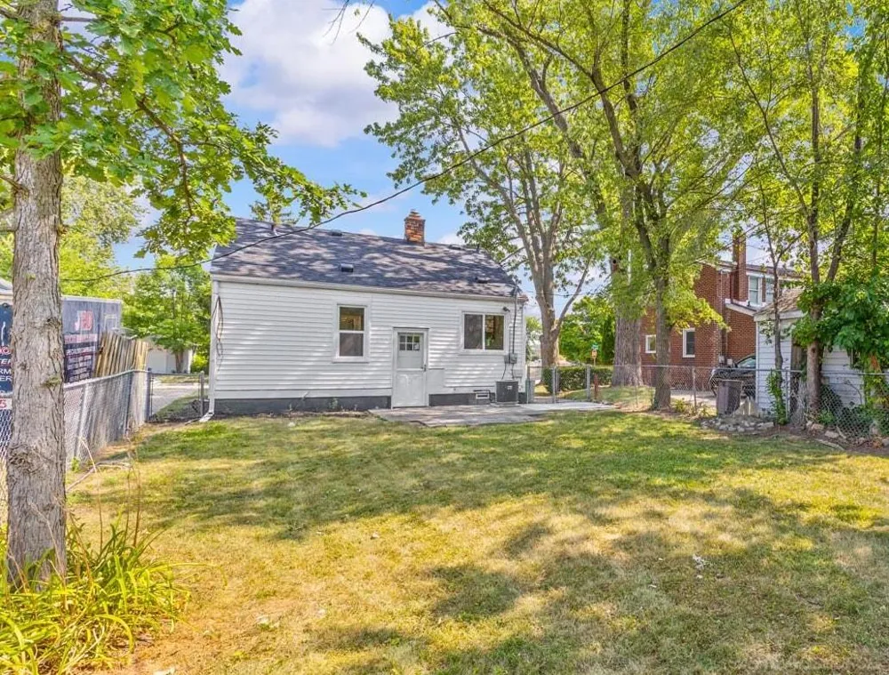 20626 Ridgemont Road Harper Woods City, MI 48225