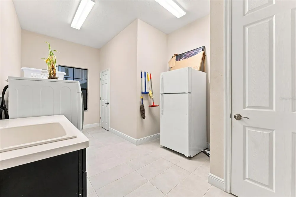 10370 MEADOWRUN DRIVE Lithia, FL 33547