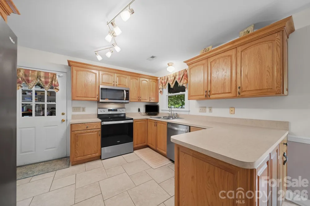 2527 Heathershire Lane Matthews, NC 28105