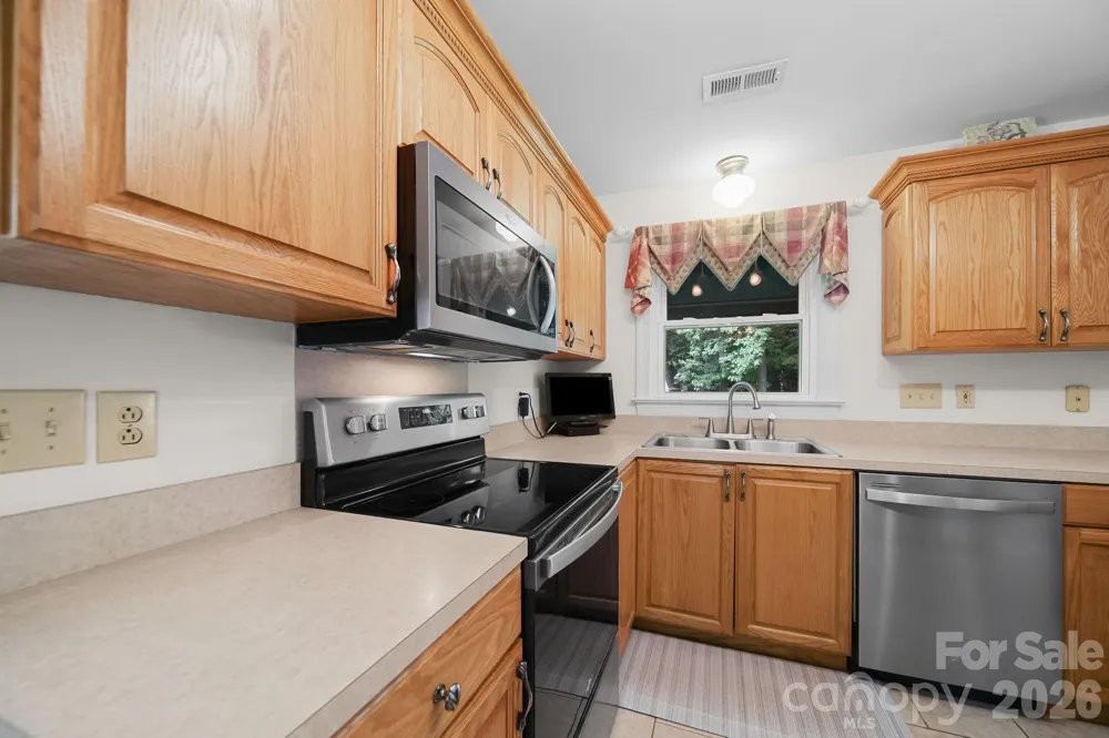 2527 Heathershire Lane Matthews, NC 28105