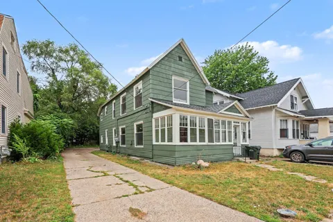 119 E Isabella Avenue
