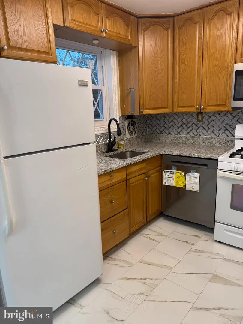 3658 GENESEE DRIVE Philadelphia, PA 19154