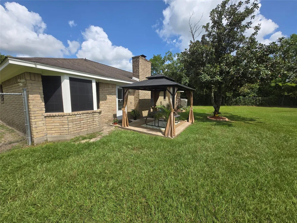 610 Avenue C Alvin, TX 77511