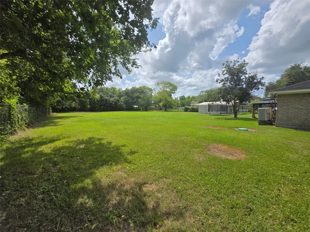 610 Avenue C Alvin, TX 77511
