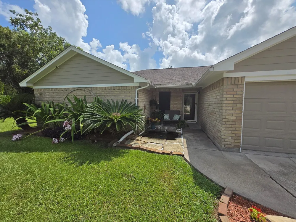 610 Avenue C Alvin, TX 77511