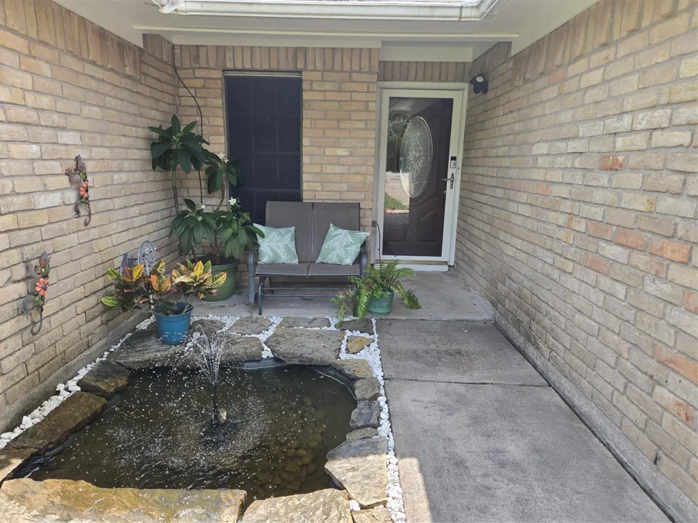 610 Avenue C Alvin, TX 77511