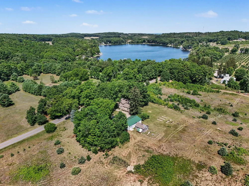 158 72nd Avenue Hart, MI 49420