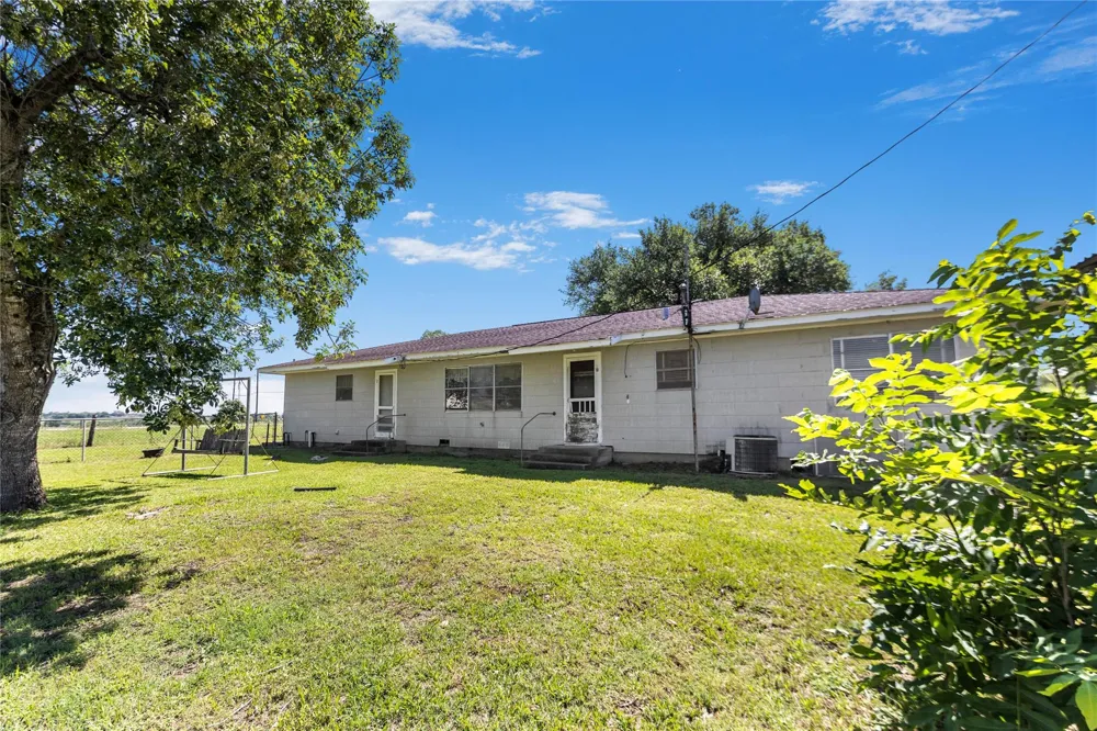 2602 Bootlegger Lane Yoakum, TX 77995