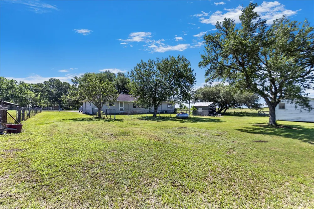 2602 Bootlegger Lane Yoakum, TX 77995