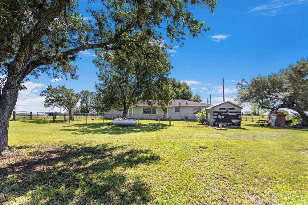 2602 Bootlegger Lane Yoakum, TX 77995