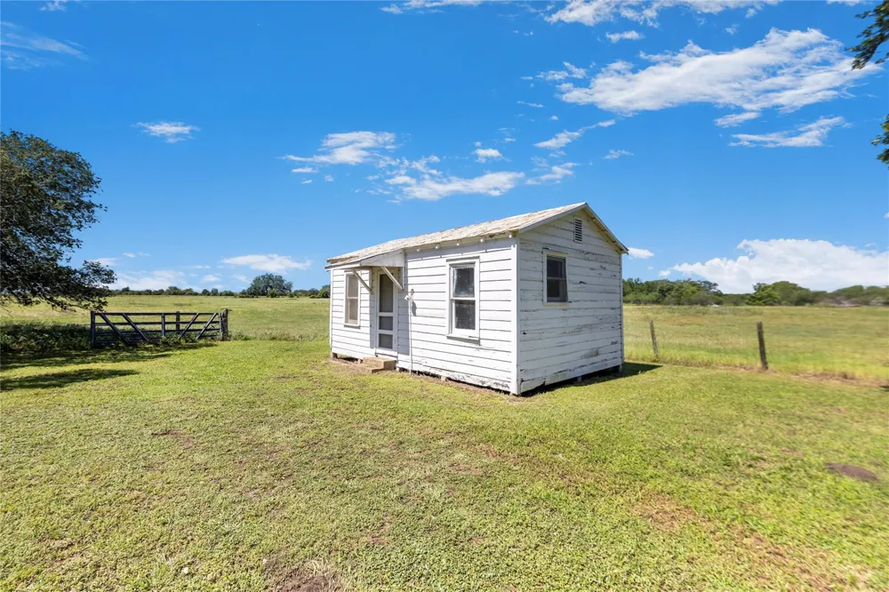 2602 Bootlegger Lane Yoakum, TX 77995