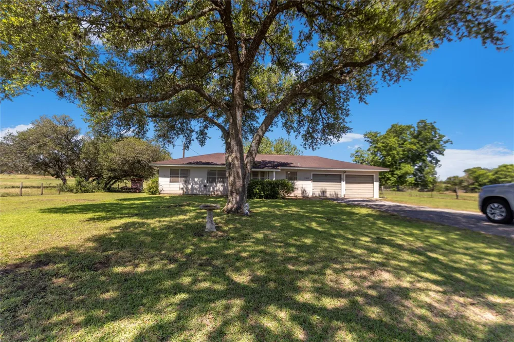 2602 Bootlegger Lane Yoakum, TX 77995