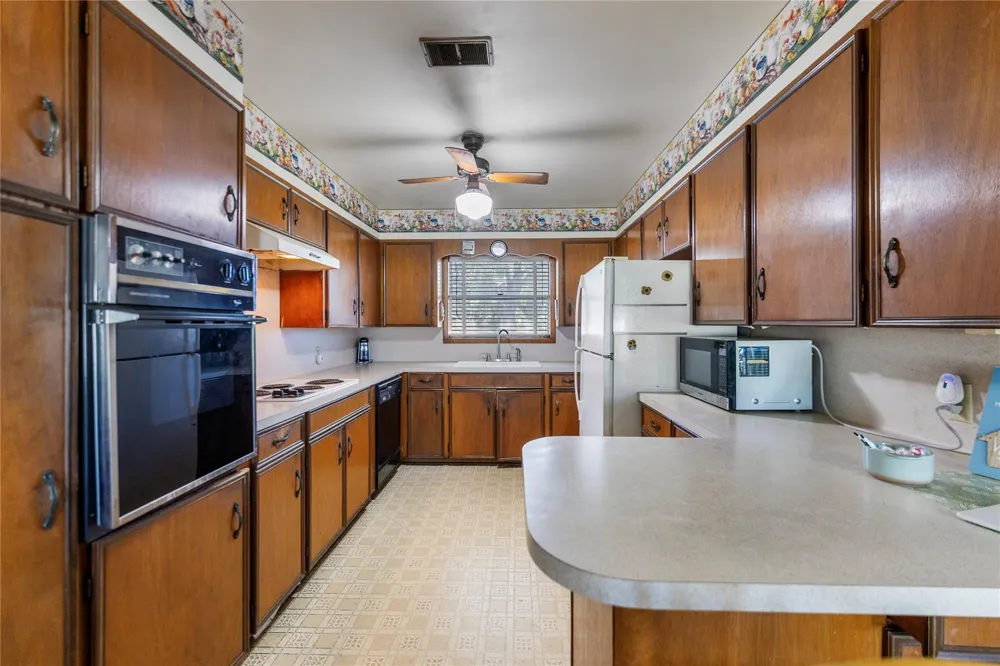 2602 Bootlegger Lane Yoakum, TX 77995