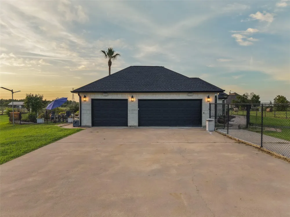 616 County Road 44 Angleton, TX 77515