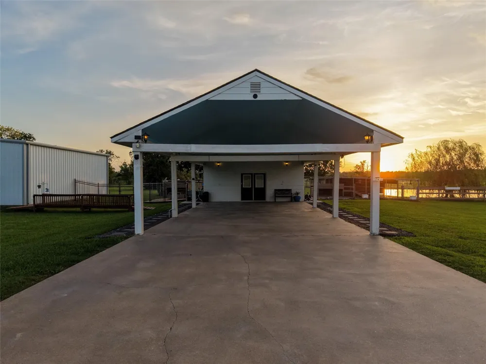 616 County Road 44 Angleton, TX 77515