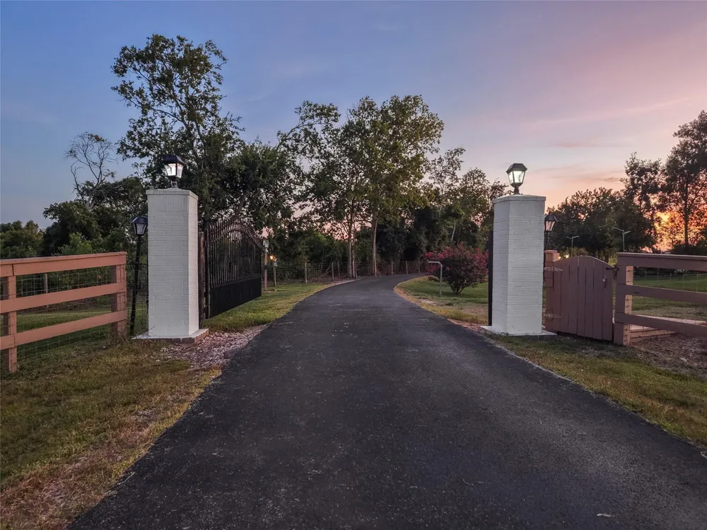 616 County Road 44 Angleton, TX 77515