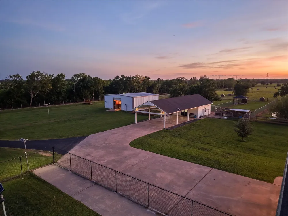 616 County Road 44 Angleton, TX 77515
