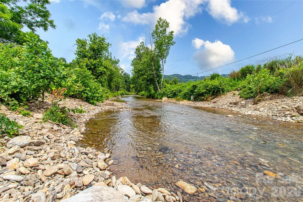 16 Riverside Drive Barnardsville, NC 28709
