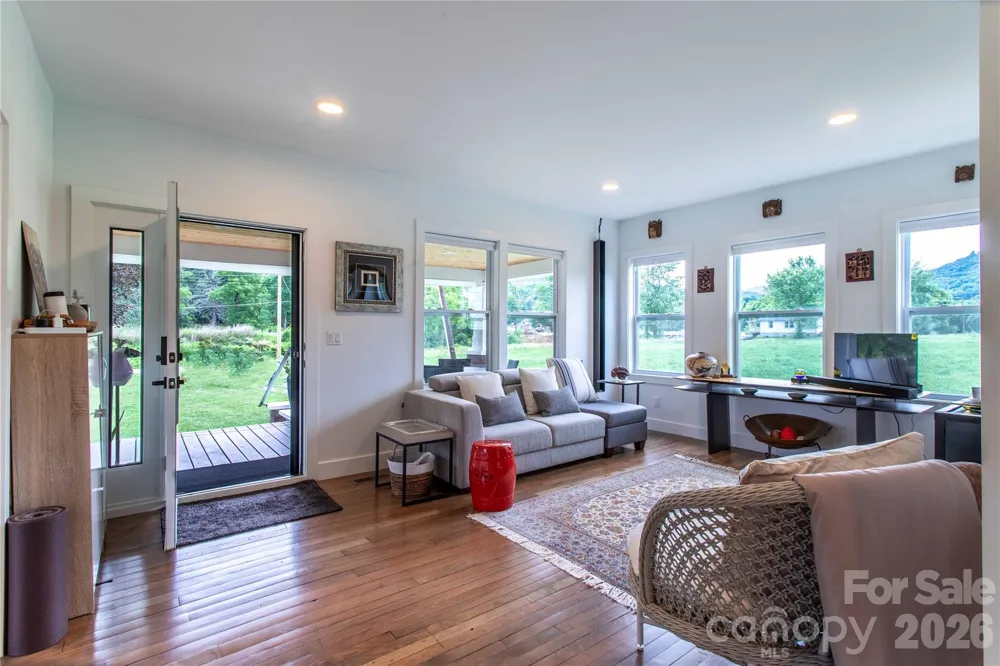 16 Riverside Drive Barnardsville, NC 28709