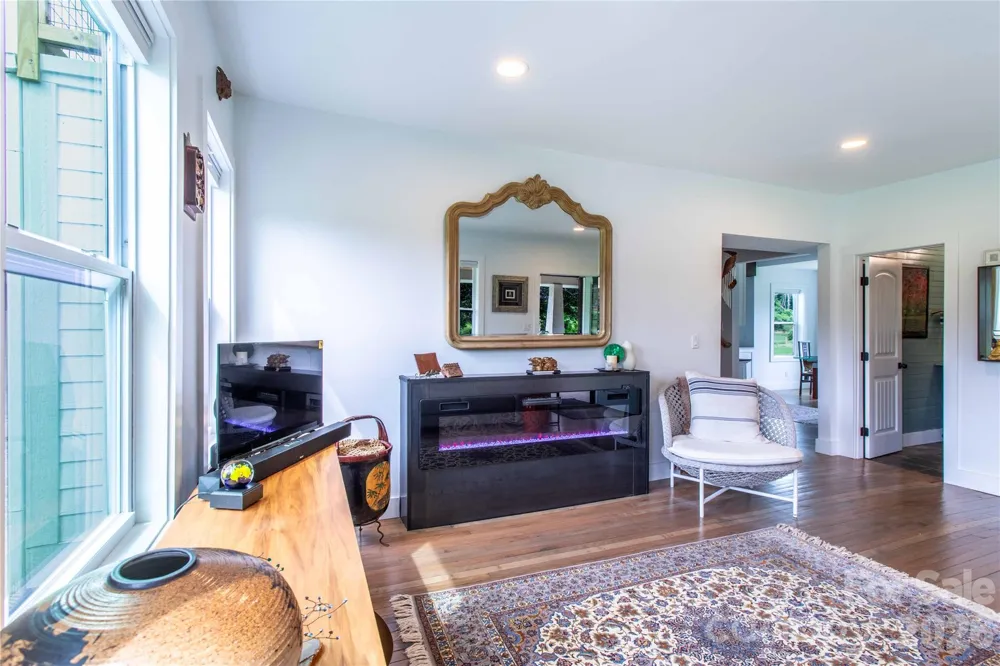 16 Riverside Drive Barnardsville, NC 28709