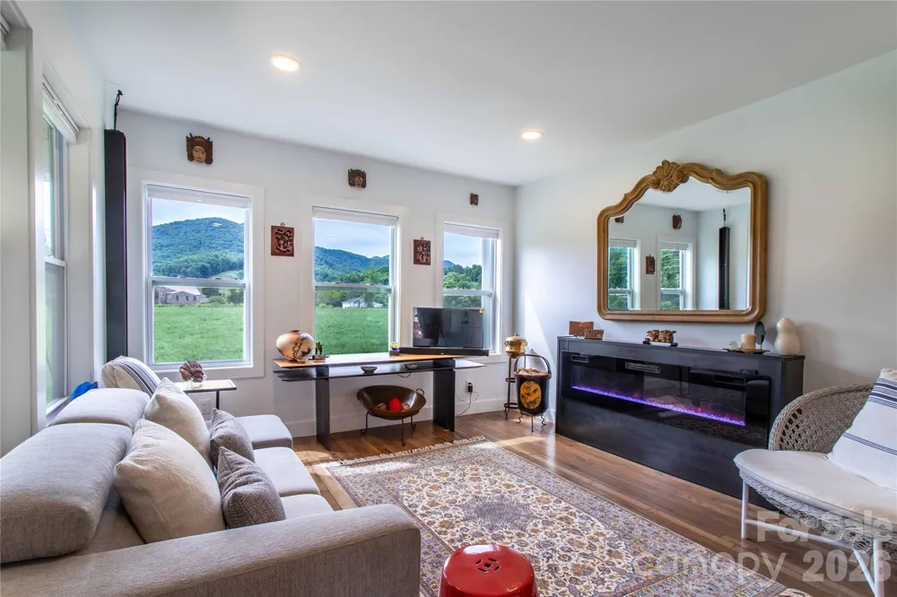 16 Riverside Drive Barnardsville, NC 28709