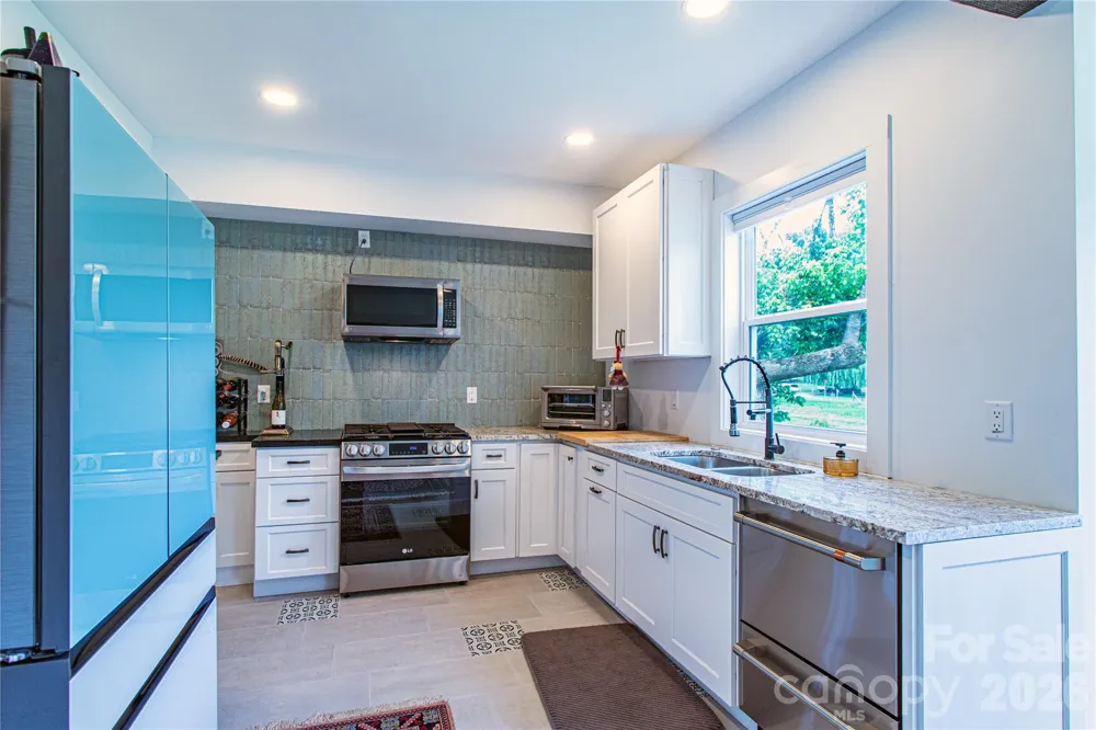 16 Riverside Drive Barnardsville, NC 28709